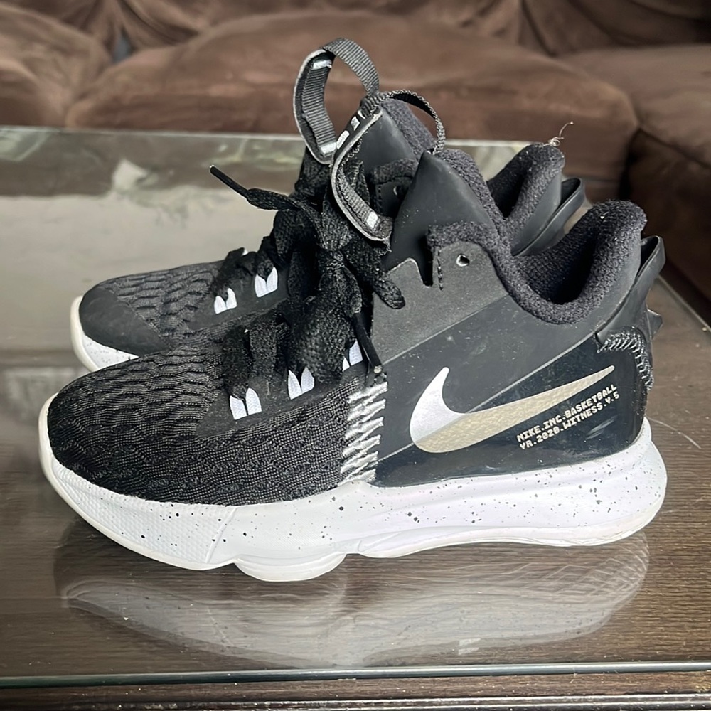 Nike kids Lebron Witness 5 size 11